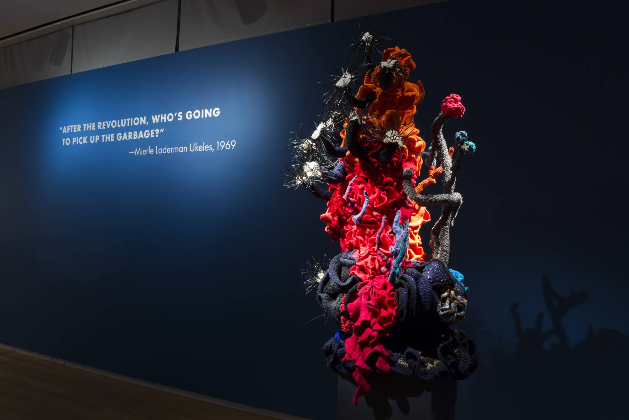 Reef sculpture in gallery with the walltext: 